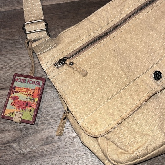Fossil world traveler / messenger bag - unisex - comes luggage tag - preowned - Picture 2 of 13